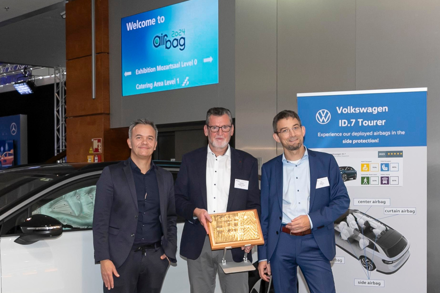 Norbert Küster-Claus (middle) received the AIRBAG-Award 2024.